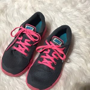 Pink & gray Nike flex experience